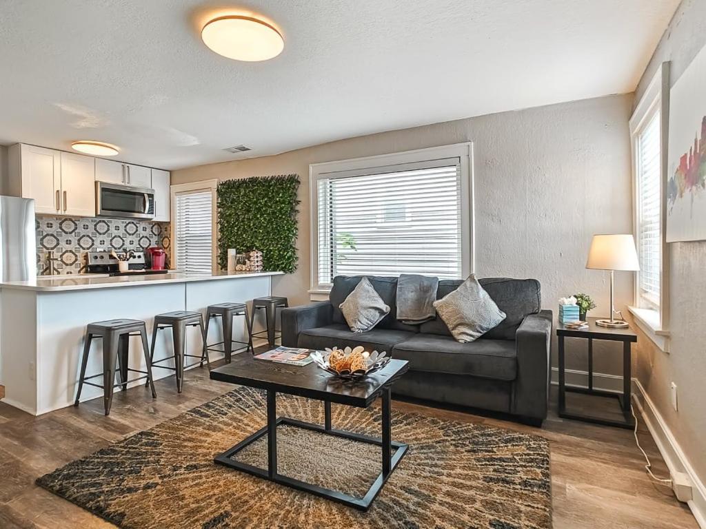 Heart Of Westport 1Br Villa แคนซัสซิตี ภายนอก รูปภาพ